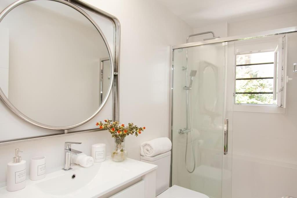 Modern & Nice Apartment. Old Town. Private Parking Sevilla Bagian luar foto
