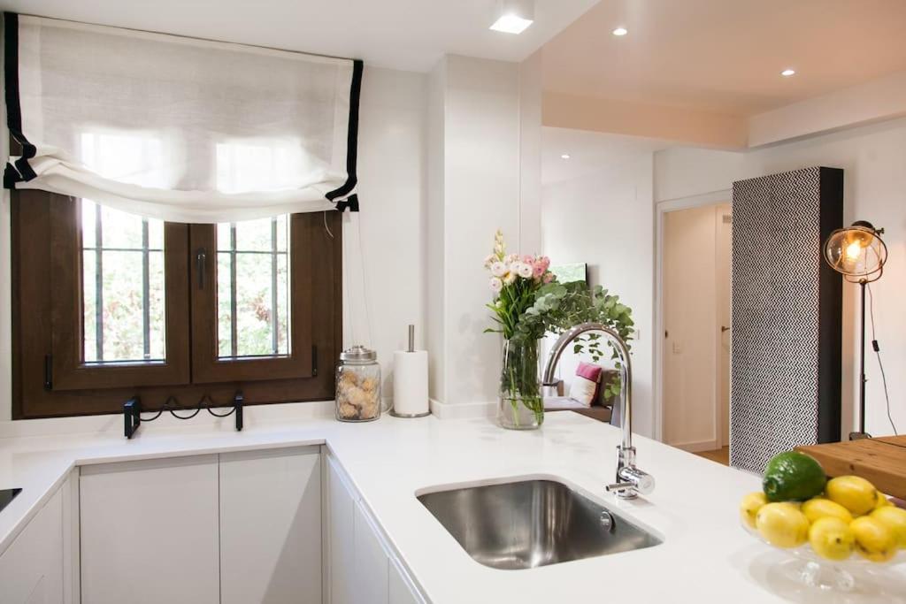 Modern & Nice Apartment. Old Town. Private Parking Sevilla Bagian luar foto