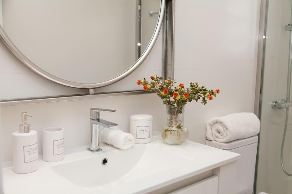 Modern & Nice Apartment. Old Town. Private Parking Sevilla Bagian luar foto